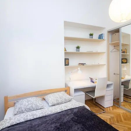 Apartment Spacious Old Town 3 Bedroom Flat