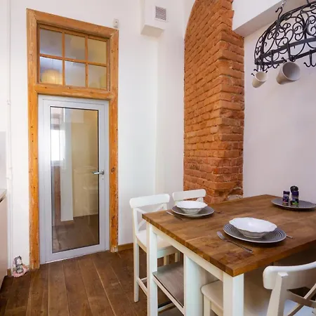 Spacious Old Town 3 Bedroom Flat Apartment